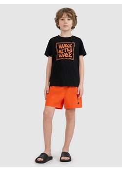 Chłopięce spodenki plażowe 4F 4FJWSS25UBDSM159 - czerwone ze sklepu Sportstylestory.com w kategorii Spodenki chłopięce - zdjęcie 184169338