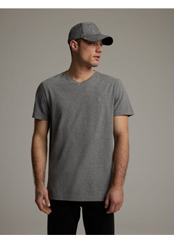 Koszulka z krótkim rękawem w serek ze sklepu Diverse w kategorii T-shirty męskie - zdjęcie 184181276