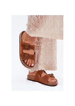 Zamszowe Klapki Na Korkowej Podeszwie Z Klamrami Camel brązowe - id: 227673 - marki ButyModne.pl - 184181888 Zamszowe Klapki Na Korkowej Podeszwie Z Klamrami Camel brązowe ze sklepu ButyModne.pl w kategorii Klapki damskie - zdjęcie 184181888