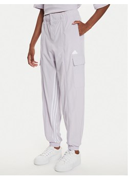 adidas Spodnie dresowe Dance All-Gender Versatile IS0907 Fioletowy Loose Fit ze sklepu MODIVO w kategorii Spodnie damskie - zdjęcie 184184637