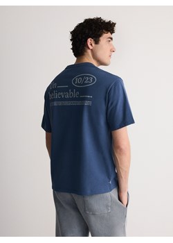 Reserved - T-shirt oversize z nadrukiem na plecach - granatowy ze sklepu Reserved w kategorii T-shirty męskie - zdjęcie 184185087