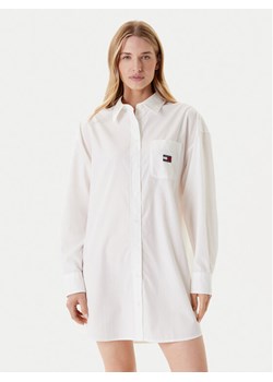 Tommy Jeans Sukienka koszulowa DW0DW21122 Biały Relaxed Fit ze sklepu MODIVO w kategorii Sukienki - zdjęcie 184193297