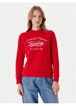 Tommy Jeans Bluza Essential DW0DW20942 Czerwony Regular Fit ze sklepu MODIVO w kategorii Bluzy damskie - zdjęcie 184197069