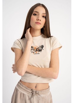Beżowy crop top z minimalistyczną grafiką z przodu, rozmiar - 140, kolor - beżowy - id: 15529 - marki REPORTER - 184202056 Beżowy crop top z minimalistyczną grafiką z przodu, rozmiar - 140, kolor - beżowy ze sklepu REPORTER w kategorii Bluzki dziewczęce - zdjęcie 184202056