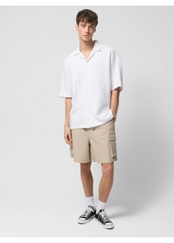 Męskie spodenki casual cargo Outhorn OTHWSS24TSHOM583 - beżowe ze sklepu Sportstylestory.com w kategorii Spodenki męskie - zdjęcie 184208049