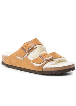Kapcie Birkenstock Arizona Fur 1001135 Brązowy ze sklepu eobuwie.pl w kategorii Klapki damskie - zdjęcie 184208616