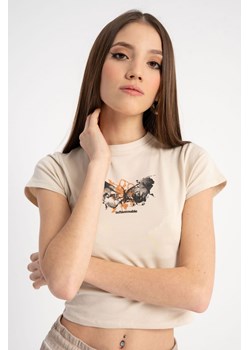 Beżowy crop top z minimalistyczną grafiką z przodu, kolor - beżowy, rozmiar - 140 ze sklepu REPORTER w kategorii Bluzki dziewczęce - zdjęcie 184211355