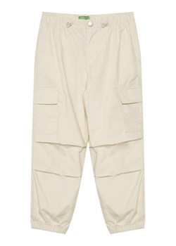 United Colors Of Benetton Spodnie materiałowe 4L2VCF046 Beżowy Relaxed Fit ze sklepu MODIVO w kategorii Spodnie chłopięce - zdjęcie 184215869
