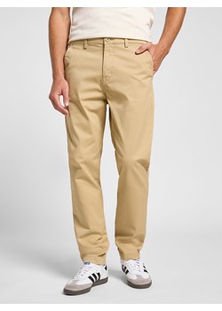 LEE MĘSKIE SPODNIE MATERIAŁOWE LEE SLIM CHINO SAND 112363970 ze sklepu YouNeedit.pl w kategorii Spodnie męskie - zdjęcie 184216338
