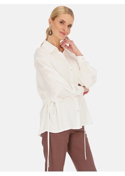 Elegancka biała koszula damska z wiązaniem po bokach L'AF Sena ze sklepu Eye For Fashion w kategorii Koszule damskie - zdjęcie 184218216