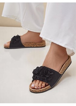 Royalfashion Klapki damskie z kwiatuszkami Occes ze sklepu royalfashion.pl w kategorii Klapki damskie - zdjęcie 184219567