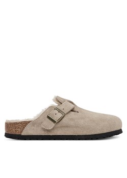 Klapki Birkenstock Boston Shearling 1028299 Beżowy ze sklepu eobuwie.pl w kategorii Klapki damskie - zdjęcie 184221725