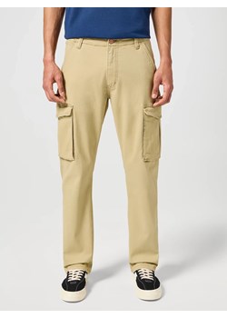 WRANGLER MĘSKIE SPODNIE MATERIAŁOWE WRANGLER CASEY JONES CARGO REGULAR SADDLE 112356844 ze sklepu YouNeedit.pl w kategorii Spodnie męskie - zdjęcie 184229057