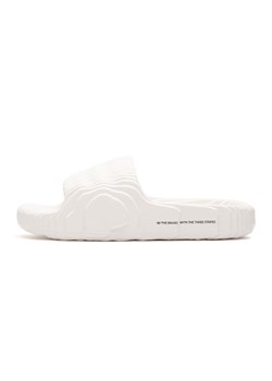 Klapki damskie/męskie adidas Adilette 22 Crystal White z wygodną profilowaną podeszwą białe (HQ4672) ze sklepu ButyModne.pl w kategorii Klapki męskie - zdjęcie 184230347