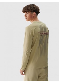 Męski longsleeve z nadrukiem 4F 4FWAW24TLONM316 - beżowy ze sklepu Sportstylestory.com w kategorii T-shirty męskie - zdjęcie 184236469