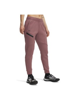 Damskie spodnie dresowe Under Armour UA Unstoppable Fleece - różowe ze sklepu Sportstylestory.com w kategorii Spodnie damskie - zdjęcie 184237026