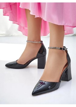 Royalfashion Damskie czółenka lakierowane z paseczkiem z cyrkonii Furoni ze sklepu royalfashion.pl w kategorii Czółenka - zdjęcie 184238018