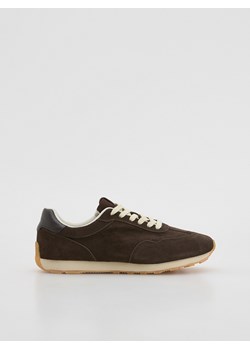 Reserved - Zamszowe sneakersy - ciemnobrązowy ze sklepu Reserved w kategorii Buty sportowe męskie - zdjęcie 184240745