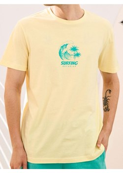 Sinsay - Koszulka z drobnym nadrukiem na przodzie - żółty ze sklepu Sinsay w kategorii T-shirty męskie - zdjęcie 184247129