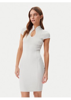 Guess Sukienka dzianinowa W5GK46 Z3L10 Écru Slim Fit ze sklepu MODIVO w kategorii Sukienki - zdjęcie 184248407