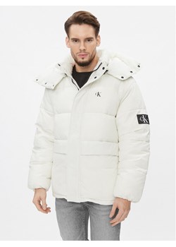 Calvin Klein Jeans Kurtka zimowa J30J323709 Écru Relaxed Fit ze sklepu MODIVO w kategorii Kurtki męskie - zdjęcie 184248425