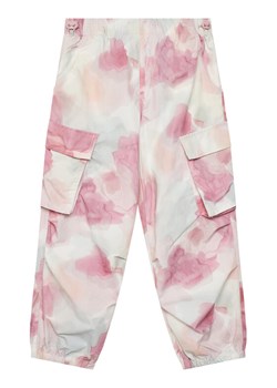 United Colors Of Benetton Spodnie materiałowe 4Q2RCF04K Różowy Relaxed Fit - id: 0000304709845 - marki United Colors Of Benetton - 184253205 United Colors Of Benetton Spodnie materiałowe 4Q2RCF04K Różowy Relaxed Fit ze sklepu MODIVO w kategorii Spodnie dziewczęce - zdjęcie 184253205