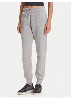 Nike Spodnie dresowe FZ7626 Szary Regular Fit ze sklepu MODIVO w kategorii Spodnie damskie - zdjęcie 184253246