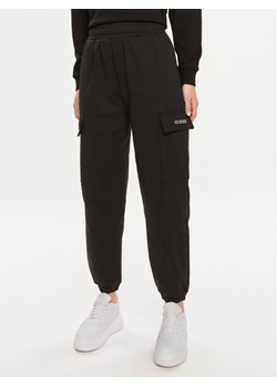 Guess Spodnie dresowe Ruth Cargo V4GB12 KC5U1 Czarny Regular Fit ze sklepu MODIVO w kategorii Spodnie damskie - zdjęcie 184261637