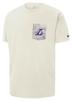 T-shirt męski Nike NBA Max90 Los Angeles Lakers Courtside - Biel - id: 41646250286new - marki Nike - 184264208 T-shirt męski Nike NBA Max90 Los Angeles Lakers Courtside - Biel ze sklepu Nike poland w kategorii T-shirty męskie - zdjęcie 184264208