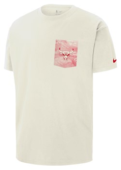 T-shirt męski Nike NBA Max90 Chicago Bulls Courtside - Biel ze sklepu Nike poland w kategorii T-shirty męskie - zdjęcie 184264226