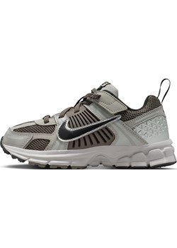 Buty dla małych dzieci Nike Vomero 5 - Szary ze sklepu Nike poland w kategorii Buty sportowe dziecięce - zdjęcie 184264359
