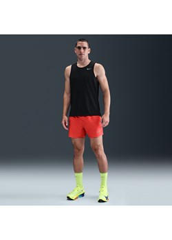 Męskie spodenki do biegania z wszytą bielizną Dri-FIT Nike Challenger 13 cm - Czerwony ze sklepu Nike poland w kategorii Spodenki męskie - zdjęcie 184264948