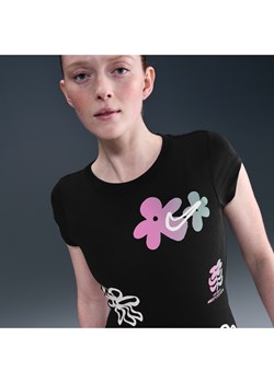 Damski przylegający T-shirt z krótkim rękawem i grafiką Nike Sportswear - Czerń ze sklepu Nike poland w kategorii Bluzki damskie - zdjęcie 184265039