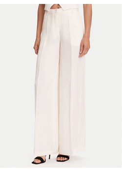 Guess Spodnie materiałowe W5YB02 WH5N2 Écru Regular Fit ze sklepu MODIVO w kategorii Spodnie damskie - zdjęcie 184269407