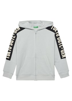 United Colors Of Benetton Bluza 3J68C504R Szary Regular Fit ze sklepu MODIVO w kategorii Bluzy chłopięce - zdjęcie 184269445