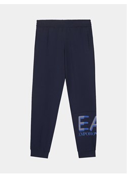 EA7 Emporio Armani Spodnie dresowe 6RBP58 BJ05Z 1554 Granatowy Regular Fit ze sklepu MODIVO w kategorii Spodnie chłopięce - zdjęcie 184271576