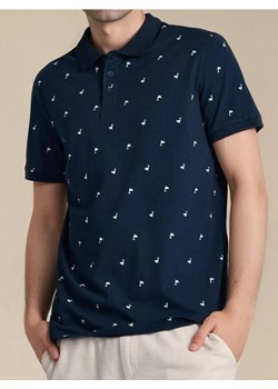 Sinsay - Koszulka polo z ozdobnym wzorem allover - granatowy - id: 340EK-59X - marki Sinsay - 184276695 Sinsay - Koszulka polo z ozdobnym wzorem allover - granatowy ze sklepu Sinsay w kategorii T-shirty męskie - zdjęcie 184276695