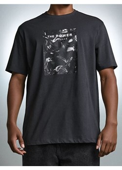 Sinsay - Koszulka - szary - id: 507EY-90X - marki Sinsay - 184276786 Sinsay - Koszulka - szary ze sklepu Sinsay w kategorii T-shirty męskie - zdjęcie 184276786
