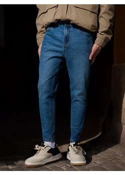 Sinsay - Jeansy cropped carrot - niebieski ze sklepu Sinsay w kategorii Jeansy męskie - zdjęcie 184277226