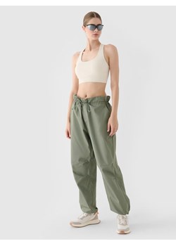 Damskie spodnie parachute casual 4F 4FRSS24TTROF1330 - oliwkowe ze sklepu Sportstylestory.com w kategorii Spodnie damskie - zdjęcie 184280309