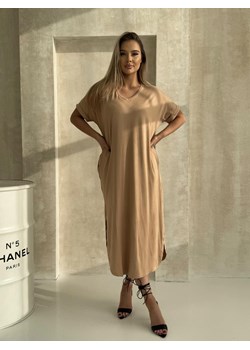 Sukienka maxi oversize DLR127 - camel ze sklepu Edoti w kategorii Sukienki - zdjęcie 184280647