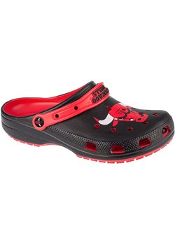 Crocs Chodaki &quot;Chicago Bulls&quot; w kolorze czarno-czerwonym ze sklepu Limango Polska w kategorii Klapki damskie - zdjęcie 184281609