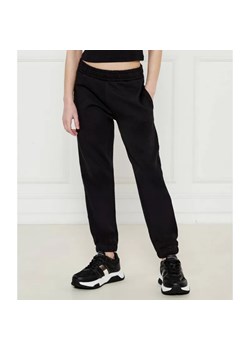 Guess Spodnie dresowe | Regular Fit ze sklepu Gomez Fashion Store w kategorii Spodnie dziewczęce - zdjęcie 184296846
