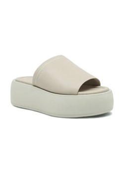 Calvin Klein Skórzane klapki FLATFORM SLIDE LTH ze sklepu Gomez Fashion Store w kategorii Klapki damskie - zdjęcie 184300218
