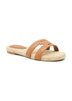 Tommy Hilfiger Skórzane klapki EMBOSS ze sklepu Gomez Fashion Store w kategorii Klapki damskie - zdjęcie 184302607