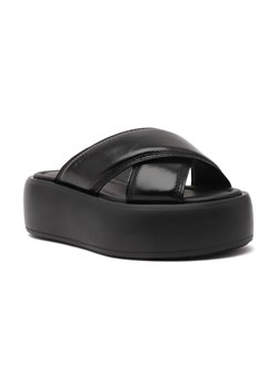 Calvin Klein Skórzane klapki BUBBLE SLIDE ze sklepu Gomez Fashion Store w kategorii Klapki damskie - zdjęcie 184303105