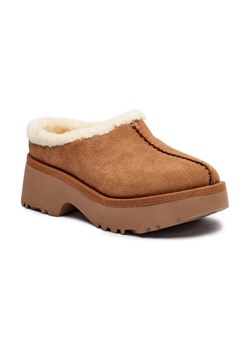 UGG Skórzane mule NEW HEIGHTS COZY ze sklepu Gomez Fashion Store w kategorii Klapki damskie - zdjęcie 184306915