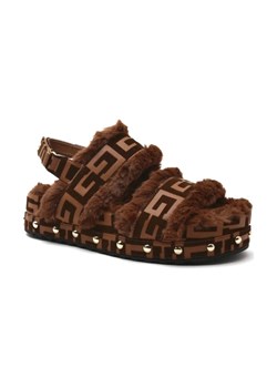 Guess Obuwie domowe ze sklepu Gomez Fashion Store w kategorii Kapcie damskie - zdjęcie 184309798