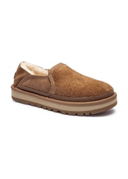 UGG Skórzane mule HAYDEN | z dodatkiem wełny ze sklepu Gomez Fashion Store w kategorii Kapcie męskie - zdjęcie 184312345
