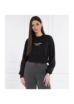 Calvin Klein Jeans Bluza STACKED INSTITUTIONAL | Cropped Fit ze sklepu Gomez Fashion Store w kategorii Bluzy damskie - zdjęcie 184324376
